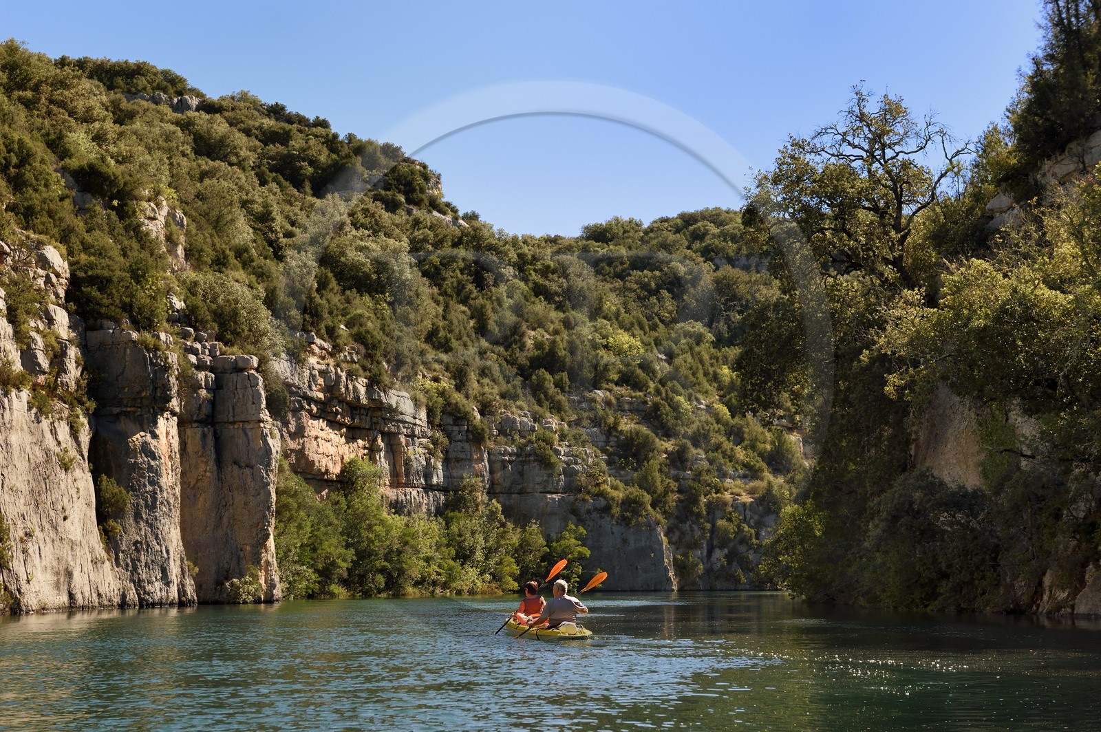 Var (83) rive gauche et Alpes-de-Haute-Provence (04) rive droite, Parc Naturel Régional du Verdon, Basses Gorges du Verdon en aval du lac de Sainte Croix, découverte en canoe des gorges de Baudinard