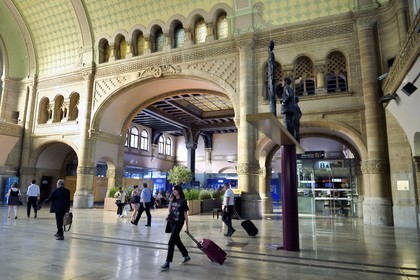 France, Moselle (57), Metz, quartier impérial, la gare de Metz, édifiée de 1905 à 1908 par l'architecte berlinois Jurgen Kruger, le grand hall des départs