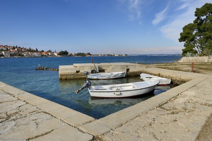 Croatie, Dalmatie, côte dalmate, Ile d’Ugljan, Preko, Monastère Franciscain de l'îlot Galovac, le petit port