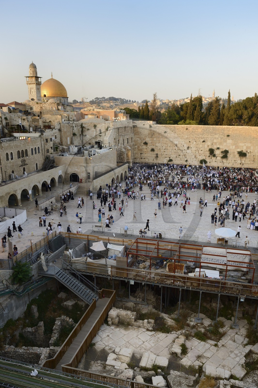 Israel, Jérusalem, ville sainte, vieille-ville classée Patrimoine Mondial de l'UNESCO, Mur des Lamentations ou mur occidental faisant partie des murs de soutènement de l'esplanade du Temple construite par Hérode Ier le Grand et le Dome du Rocher sur Haram el-Sharif en arrière plan