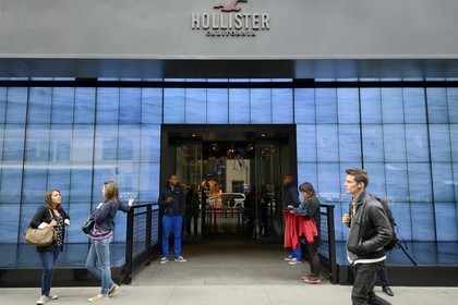 Etats-Unis, New York, Manhattan, la boutique Hollister sur la 5ème Avenue