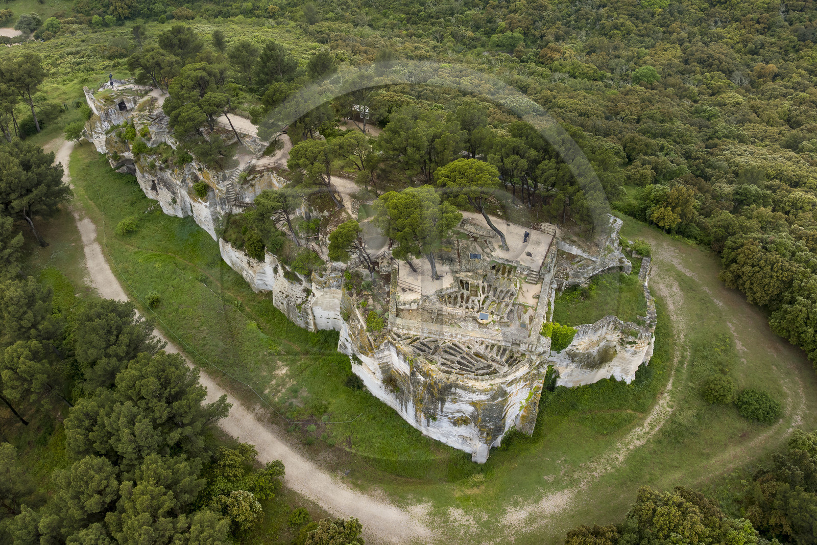 France, Gard (30), Beaucaire, abbaye troglodytique de Saint-Roman, nécropole sur le sommet accueillant des centaines de sépultures creusées dans le rocher (vue aérienne)
