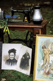 France, Nord (59), Lille, Braderie de Lille, square Ramponneau, un stand le long du canal de la Deûle