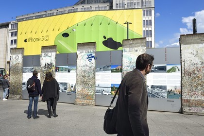 Allemagne, Berlin, Potsdamer Platz, reflets de vestiges du Mur