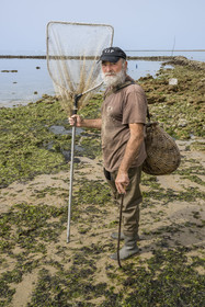 France, Charente-Maritime (17), Ile d'Oléron, Saint-Georges-d'Oléron, plage des Sables Vignier à marée basse, concessionnaire mareyant de l'écluse à poissons des Basses