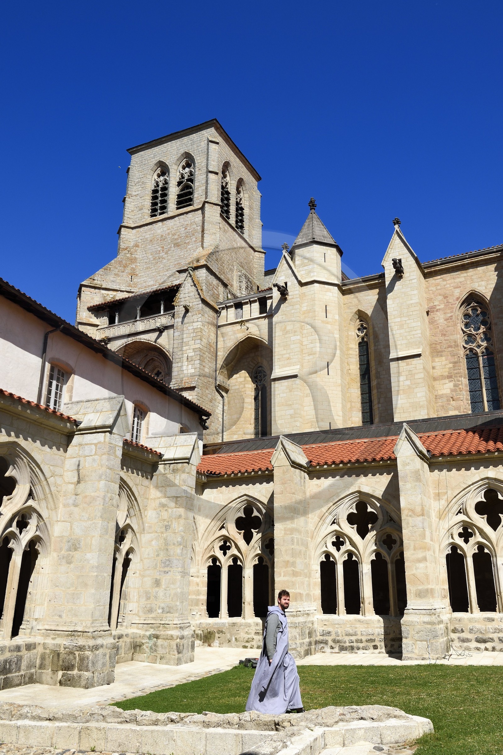 France, Haute-Loire (43), Parc naturel régional Livradois-Forez, abbaye de La Chaise-Dieu, le frère Jean Matthias Helluy de la confrérie de Saint-Jean qui est aussi tailleur de pierre dans le cloitre accolé à l'église abbatiale