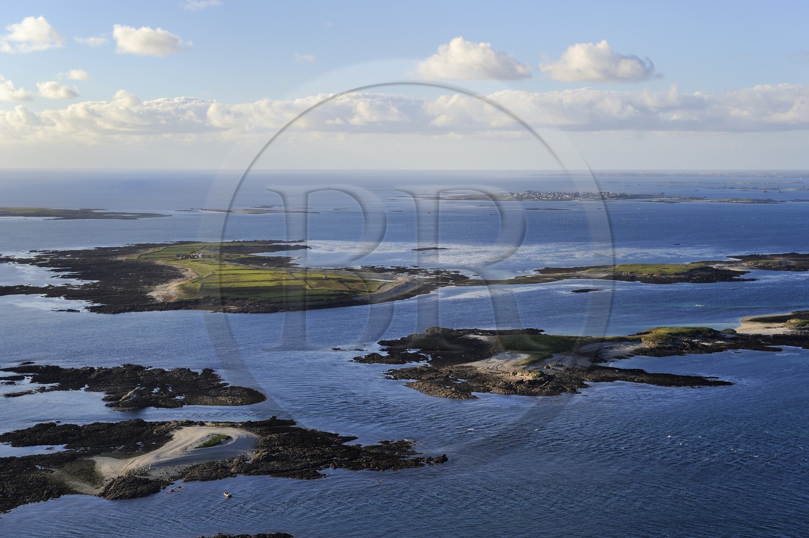 France, Finistère (29), parc naturel régional d'Armorique, mer d'Iroise, Ile de Quéménès dans l'Archipel de Molène, l'Ile de Molène et Ouessant en arrière plan (vue aérienne)