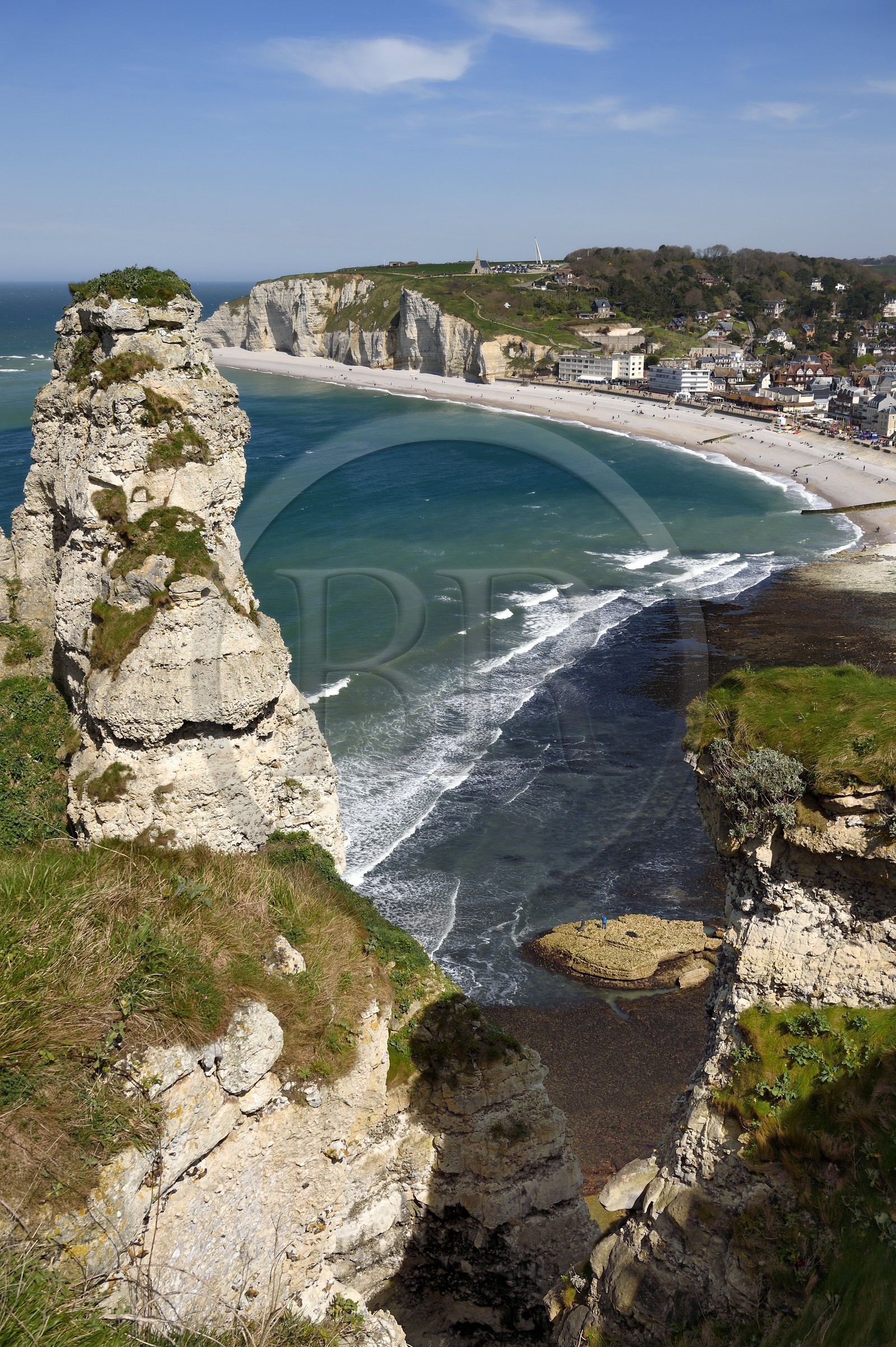 France, Seine-Maritime (76), Pays de Caux, Côte d'Albâtre, Etretat, la plage et la falaise d'Amont vus depuis la falaise d'Aval