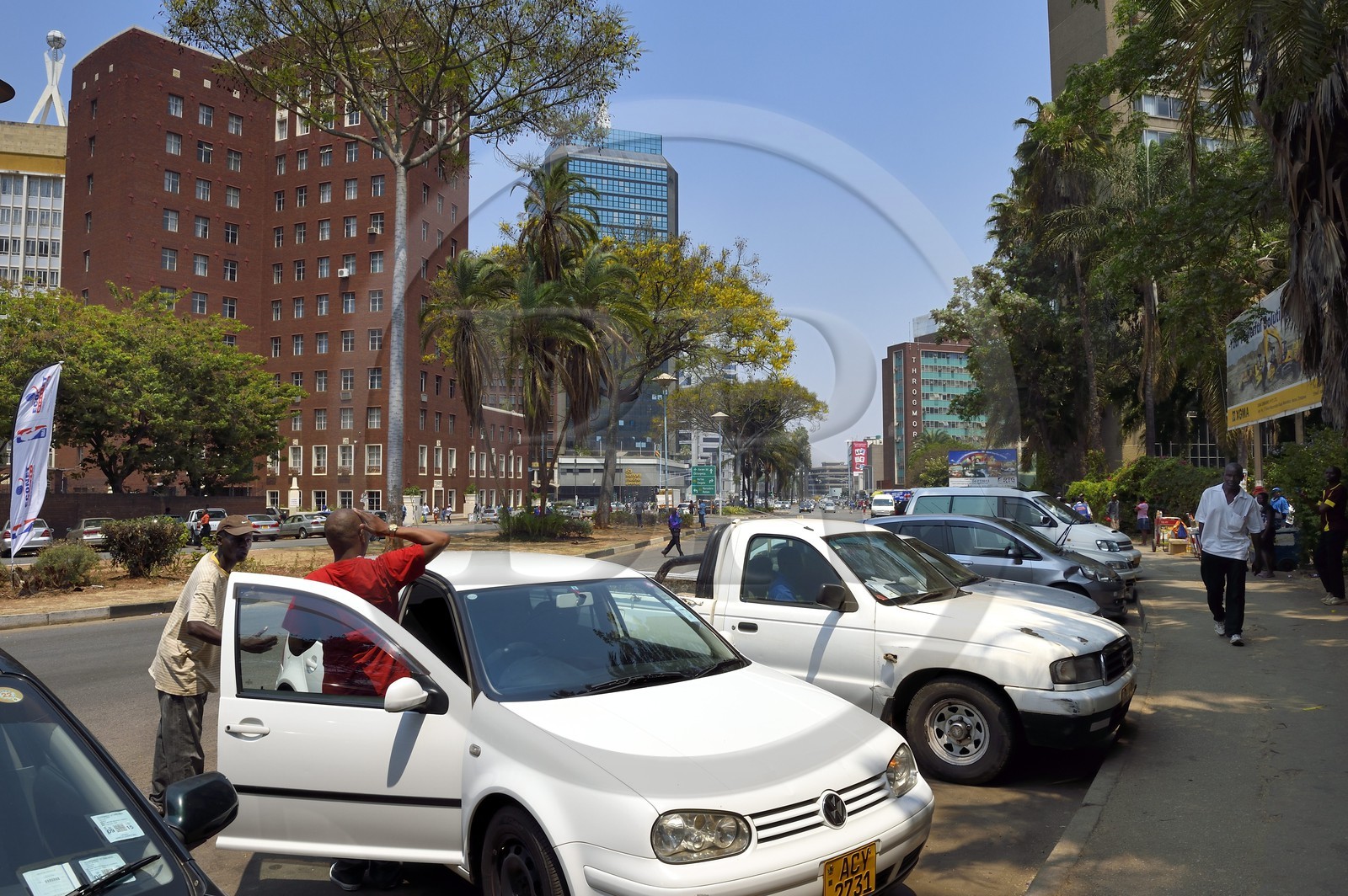 Zimbabwe, Harare, immeubles du centre ville sur Central Avenue
