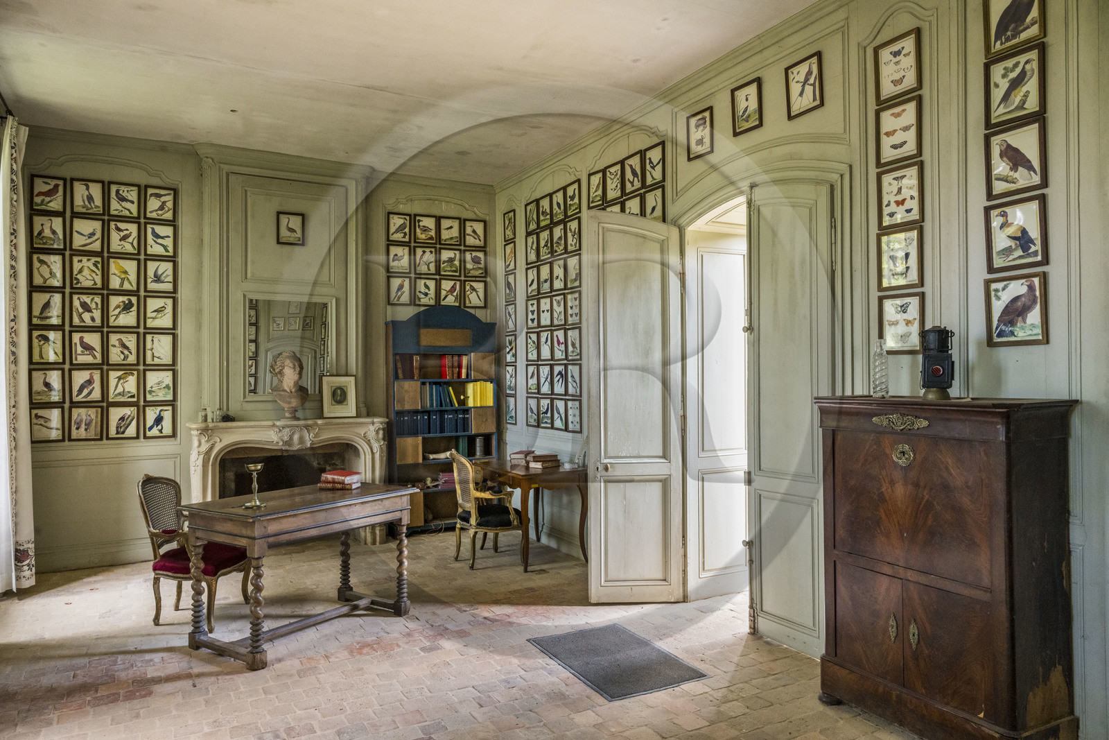 France, Côte-d'Or (21), Montbard, Musée Parc Buffon, cabinet de travail de Georges-Louis Leclerc de Buffon sur le rempart ouest où il rédigea de 1749 à 1788 son Histoire naturelle en collaboration avec Louis Jean-Marie Daubenton notamment, murs couverts des estampes aquarellées de François-Nicolas Martinet qui illustrent l’Histoire Naturelle des Oiseaux