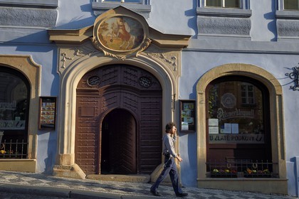 République Tchèque, Prague, centre historique classé Patrimoine Mondial de l'UNESCO, quartier Mala Strana, entrée du restaurant Zlaté Podkovy rue Nerudova