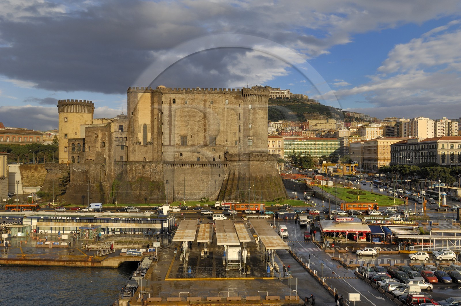Italie, Campanie, Naples, centre historique classé Patrimoine Mondial de l'UNESCO, la place Del Municipo, le Castel Nuovo a été construit de 1279 à 1284 sur ordre du Charles Ier de Sicile