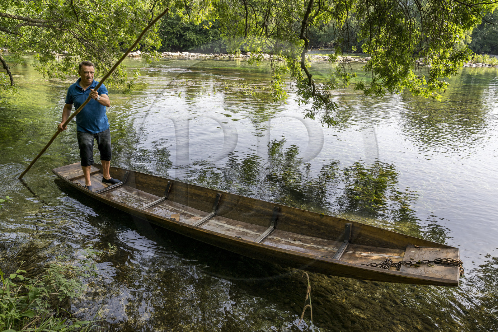 France, Vaucluse (84), L'Isle-sur-la-Sorgue, François Arnaud membre de la confrérie des pêcheurs les Pescaïres de la Sorgue naviguant sur la Sorgue sur une barque à fond plat appelée Nègo Chin