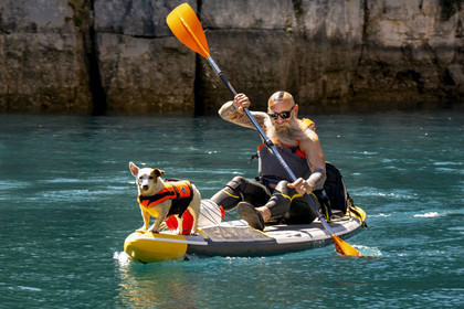 Var (83) rive gauche et Alpes-de-Haute-Provence (04) rive droite, Parc Naturel Régional du Verdon, Basses Gorges du Verdon en aval du lac de Sainte Croix, découverte en paddle et avec chien des gorges de Baudinard