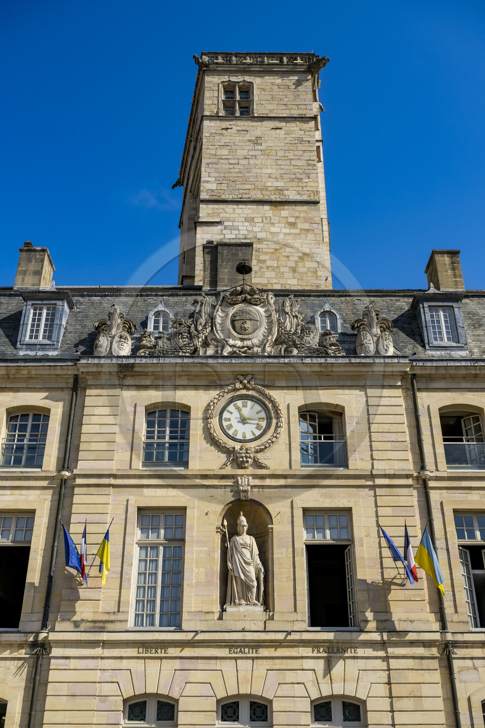 France, Côte-d'Or (21), Dijon, zone classée Patrimoine Mondial de l'UNESCO, palais des Ducs de Bourgogne sur la place de la Libération surmonté par la tour Philippe Le Bon