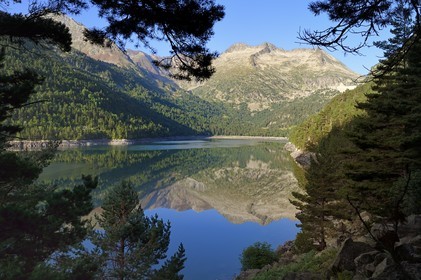 France, Hautes-Pyrénées (65), Saint-Lary-Soulan et Aragnouet, Réserve naturelle nationale du Néouvielle, randonnée des lacs du Neouvielle, lac d'Orédon