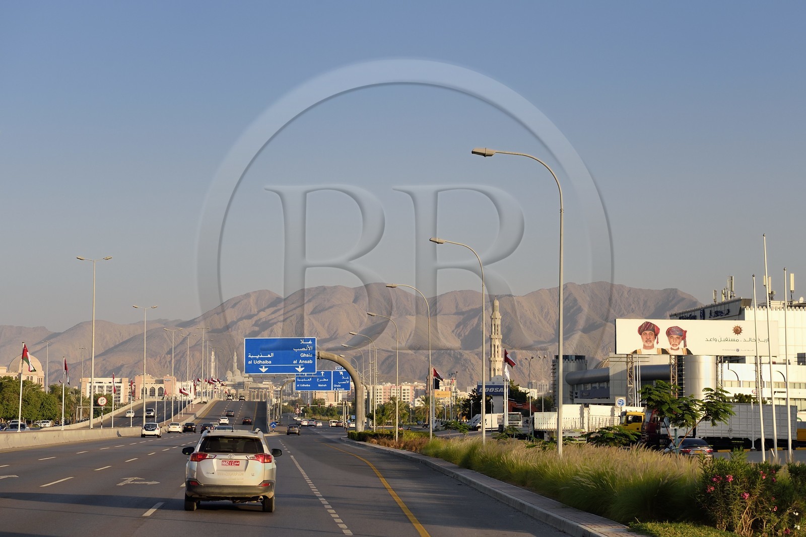 Sultanat d'Oman, Mascate, l'autoroute Sultan Qaboos, double 4 voies qui traverse Mascate de part en part sur 45 km