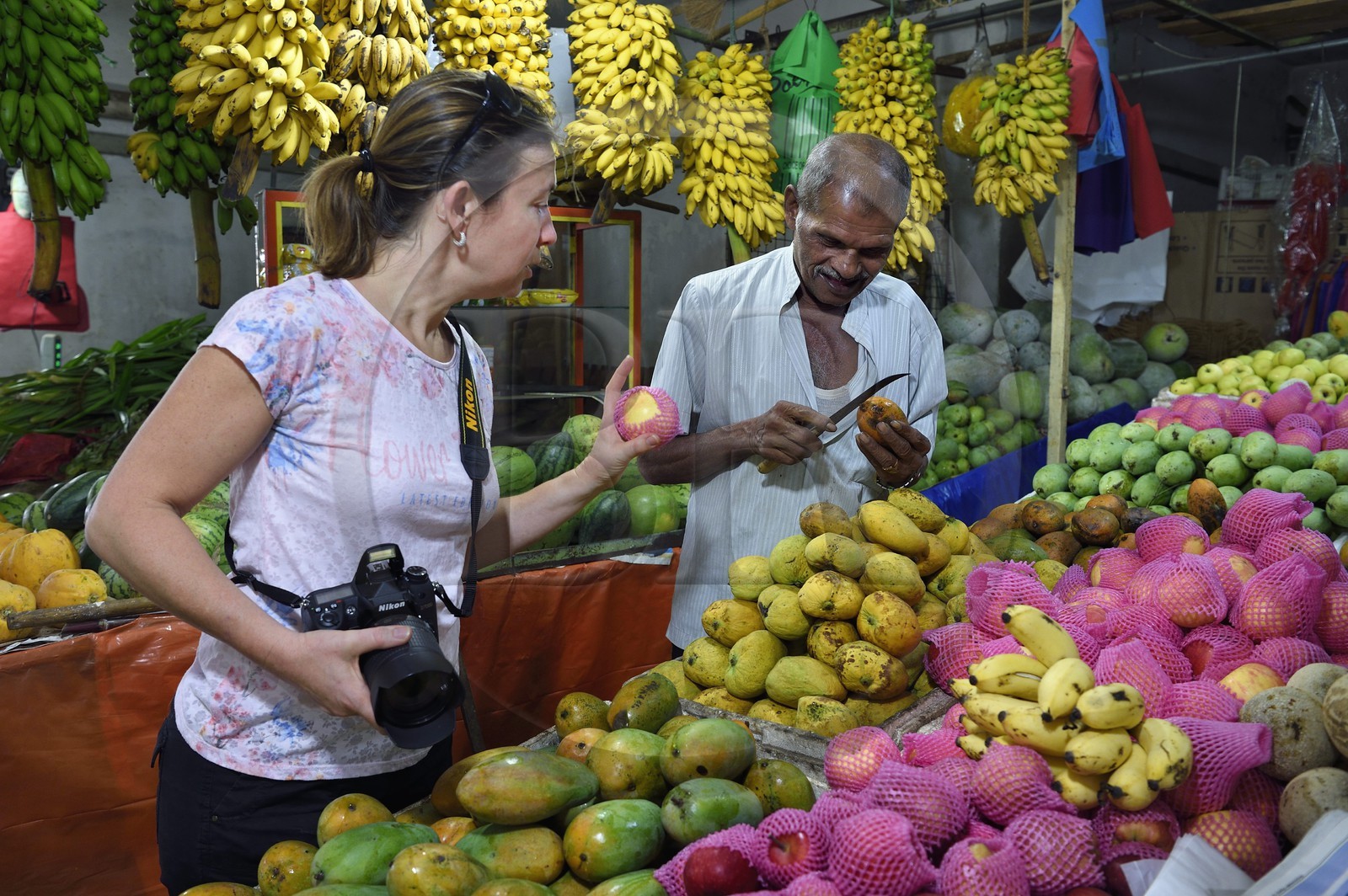 Sri Lanka, Province d'Uva, Bandarawela, marché couvert, étal de fruits
