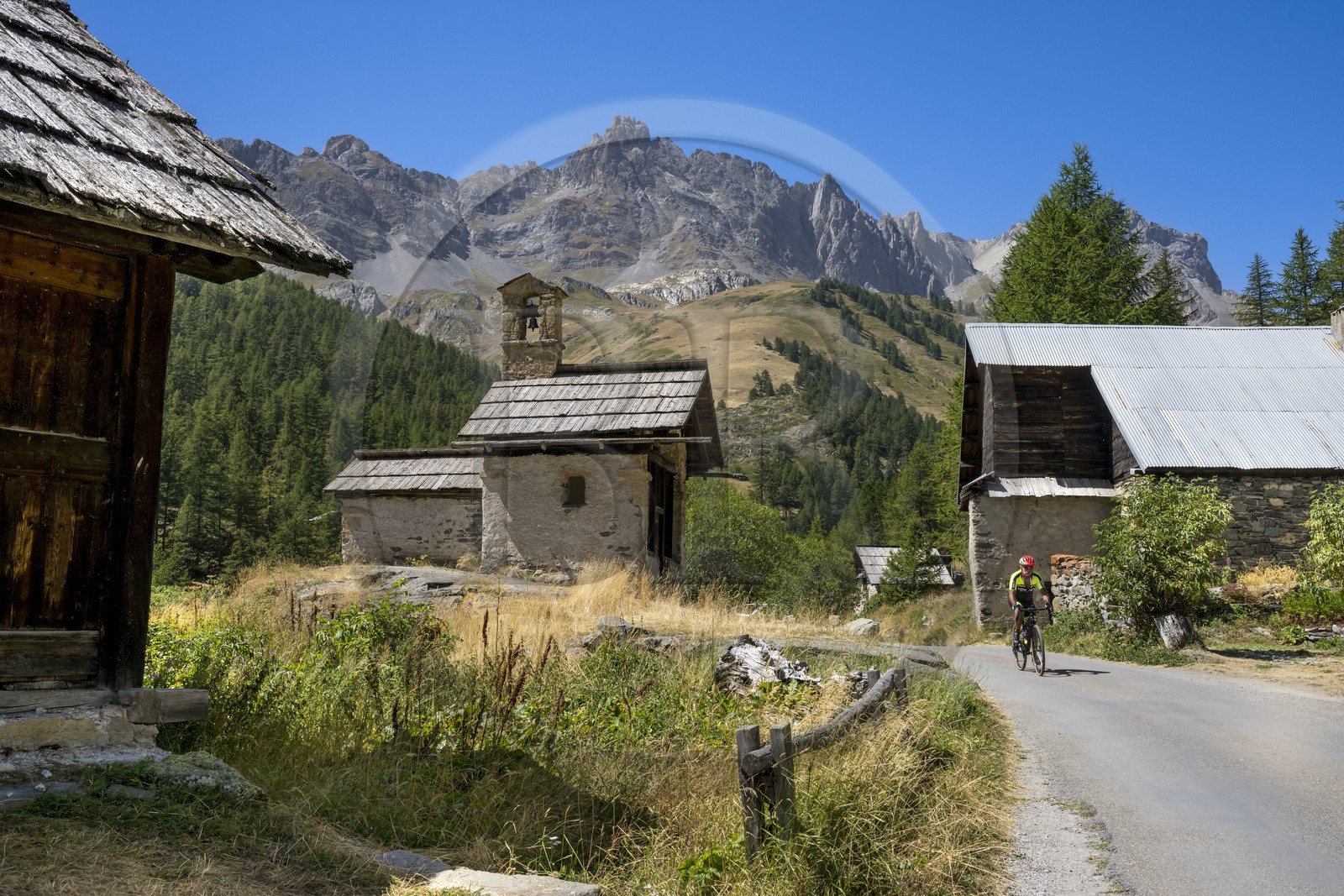 France, Hautes Alpes (05), le Briançonnais, Névache, vallée de la Clarée, hameau des chalets de Laval, le massif des Cerces en arrière-plan