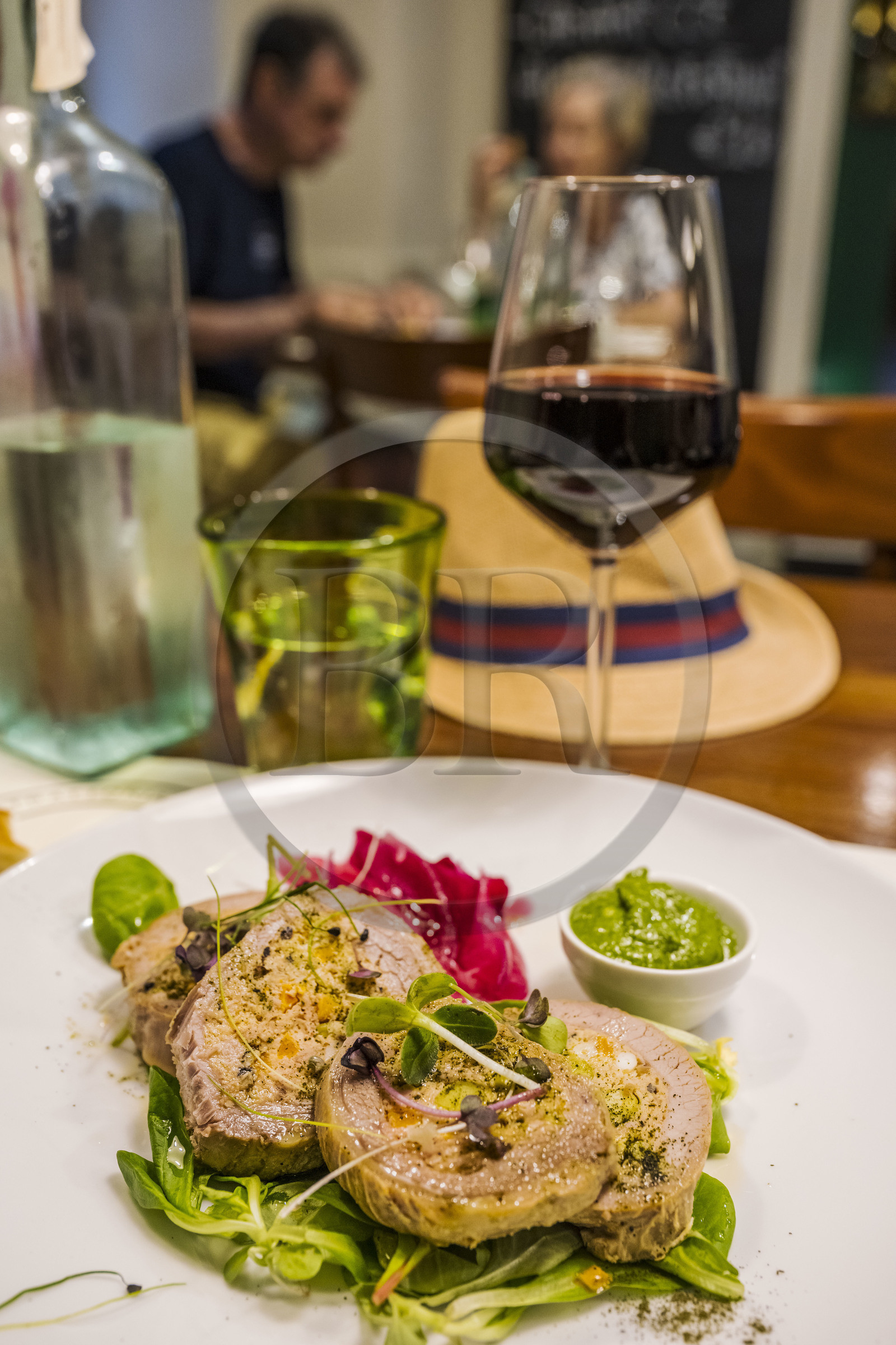 Italie, Ligurie, Gênes, trattoria Rosmarino, Cima genovese, un plat froid typique avec de la viande et des légumes accompagné d'une sauce au persil