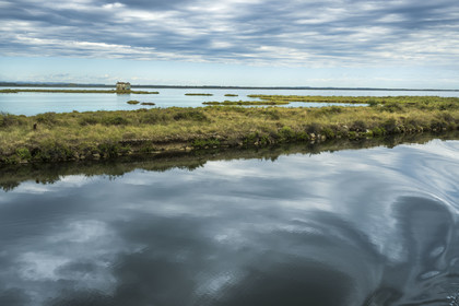 France, Hérault (34), La Grande-Motte, le canal du Rhône à Sète (au premier plan) en bordure de l'étang de l'Or