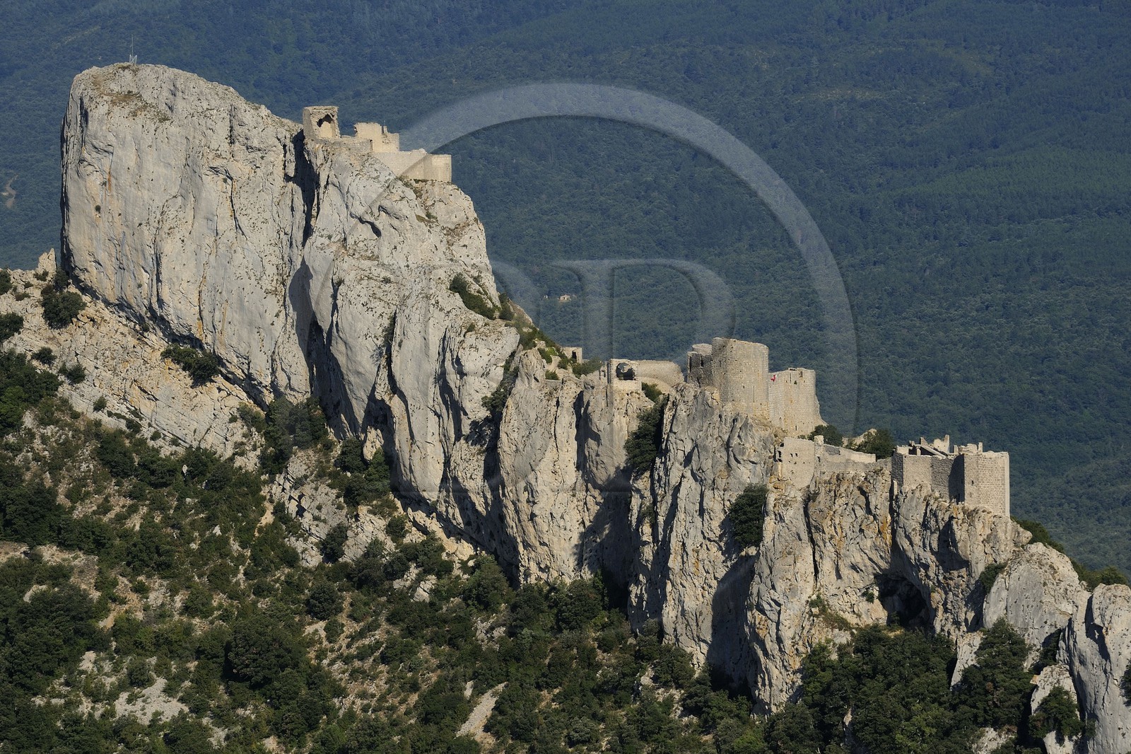 France, Aude (11), Pays Cathare, le château de Peyrepertuse du XIIe siecle  (vue aérienne)