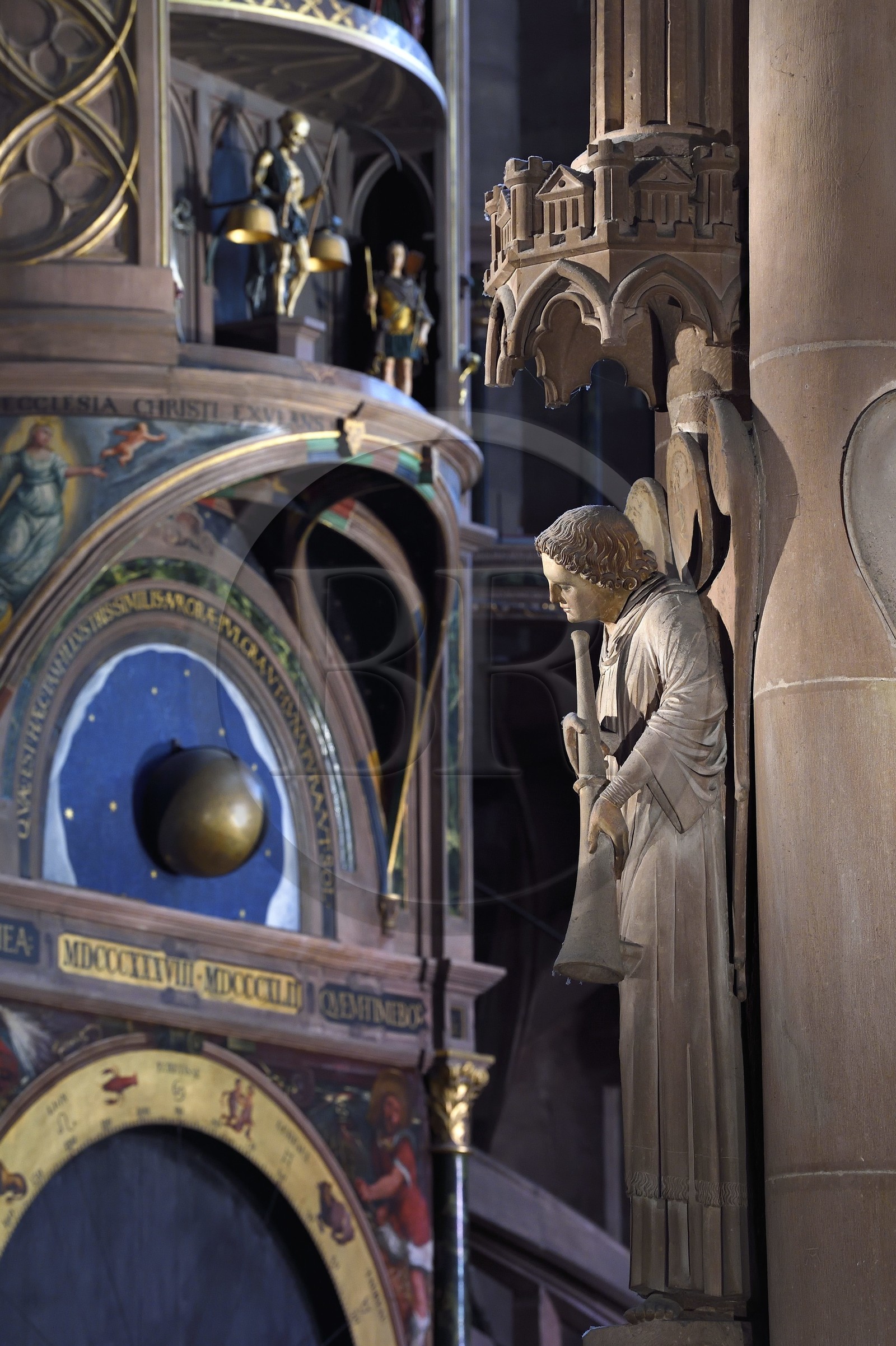 France, Bas-Rhin (67), Strasbourg, vieille ville classée au Patrimoine Mondial de l'UNESCO, la cathédrale Notre-Dame, bras sud du transept, le pilier des Anges construit vers 1230 et l'horloge astronomique
