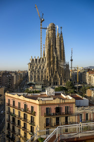 Espagne, Catalogne, Barcelone, quartier de l'Eixample, basilique de la Sagrada Familia de l'architecte du modernisme catalan Antoni Gaudi classée Patrimoine Mondial de l'UNESCO, façade de la Nativité et les immeubles environnant