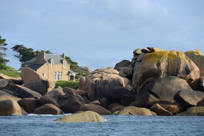 France, Côtes-d'Armor (22), Côte de Granit Rose, Perros-Guirec, maison de Ploumanac'h vers la pointe de Squewel et le phare de Mean Ruz