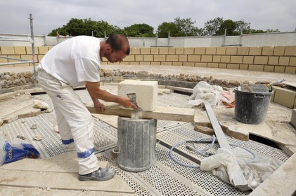 France, Indre et Loire (37), Vallée de la Loire classée Patrimoine Mondial de l' UNESCO, Chinon, le château, fabrice Maingrand tailleur de pierre sur le donjon du Coudray