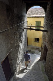 France, Alpes-Maritimes (06), Contes, l'impasse Saint-Martin qui est un pontis, passage couvert en escalier sous les maisons