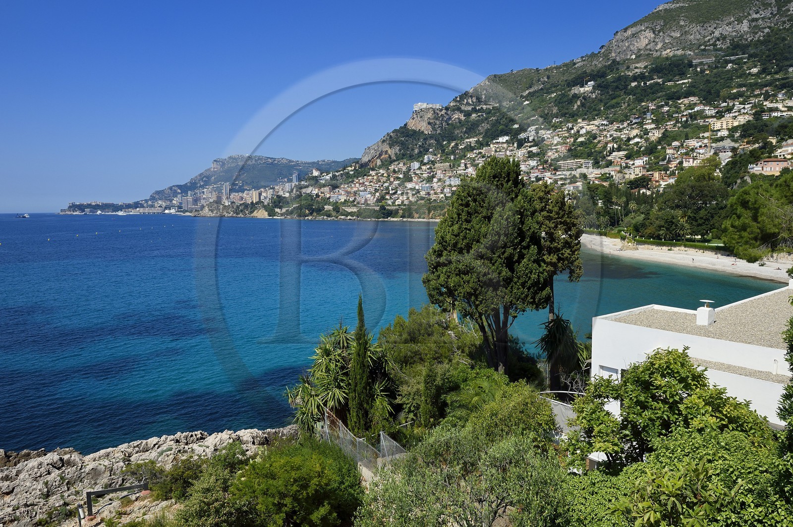 France, Alpes-Maritimes (06), Roquebrune-Cap-Martin, Cap Martin, sentier des douaniers, promenade Le Corbusier, vue depuis le cabanon de Le Corbusier et la Principauté de Monaco en arrière plan