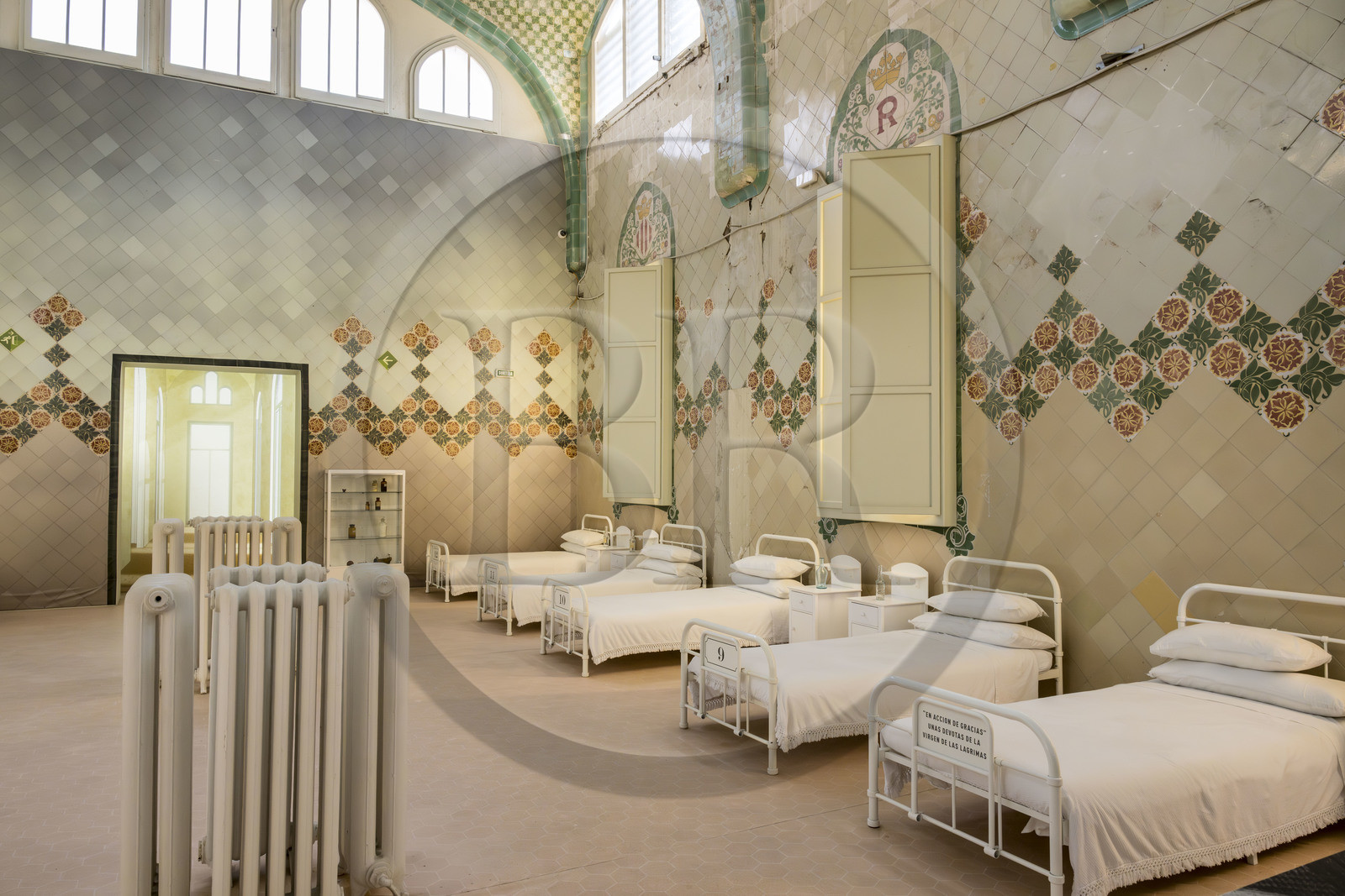 Espagne, Catalogne, Barcelone, quartier d'El Guinardo, ancien Hospital de la Santa Creu i de Sant Pau classé Patrimoine Mondial de l'UNESCO, de style moderniste par l'architecte Domenech i Montaner, aujourd'hui un musée et un centre culturel, le pavillon Saint Raphaêl (Sant Rafael) qui accueillait les malades de l'appareil digestif