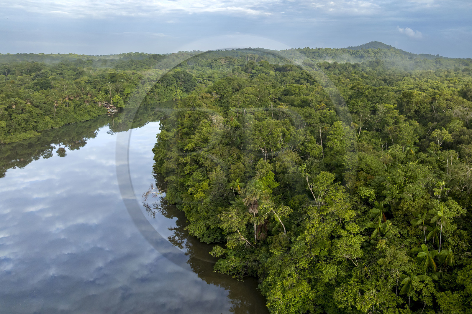 France, Guyane, Kourou, Camp Maripas, le fleuve Kourou traversant la forêt tropicale et la montagne des Singes (161 mètres d'altitude) en arrière plan (vue aérienne)