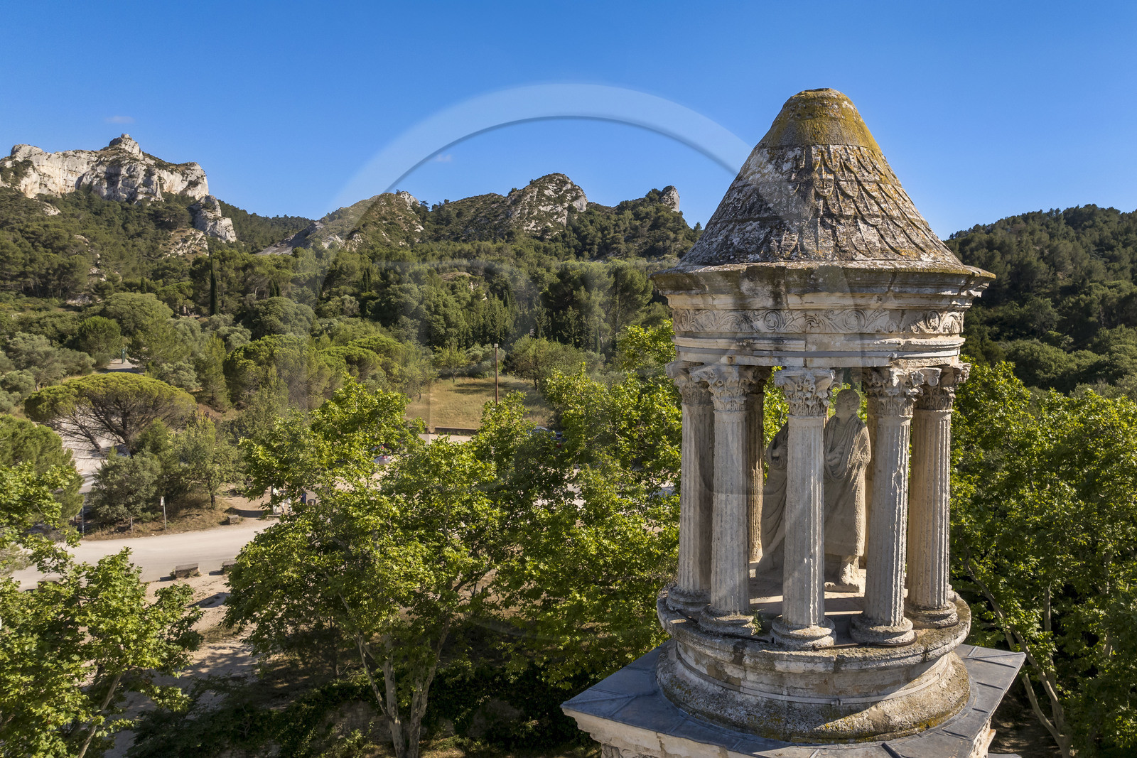 France, Bouches-du-Rhône (13), Parc Naturel Régional des Alpilles, Saint-Rémy-de-Provence, les Antiques de Glanum, cénotaphe gallo-romain érigé entre -30 et -20 av J.-C. élevé à la mémoire d'un homme de la famille des Julii (vue aérienne)