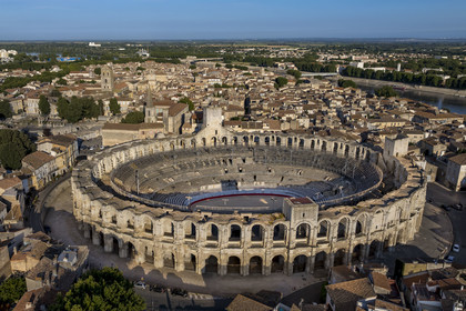 France, Bouches-du-Rhône (13), Arles, les Arènes, amphithéatre romain construit vers 80-90 apr. J.-C., classé Patrimoine Mondial de l'UNESCO, au coeur de la vieille ville (vue aérienne)