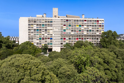 France, Bouches-du-Rhône (13), Marseille, oeuvre architecturale de Le Corbusier, classée Patrimoine Mondial de l'UNESCO, la Cité Radieuse par l'architecte Le Corbusier bordant le boulevard Michelet (vue aérienne)