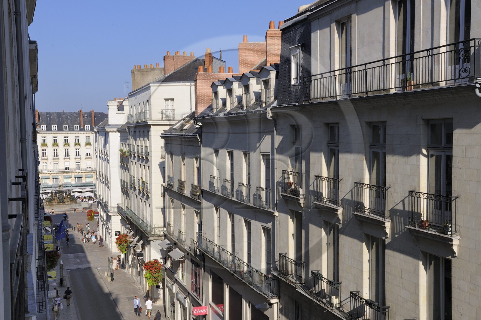 France, Loire-Atlantique (44), Nantes, la très chic rue commercante Crébillon menant à la place Royale