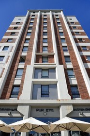 France, Bas-Rhin (67), Strasbourg, amenagement du port du Rhin et reconversion du mole du Bassin d'Austerlitz, presqu'ile Malraux, ancien silo à grains de 47m transformé en résidence universitaire avec des bureaux au sommet