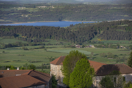 France, Haute-Loire (43), Pradelles, labellisé Les Plus Beaux Villages de France, village sur le chemin de Stevenson (GR 70) et le lac de Naussac en arrière plan