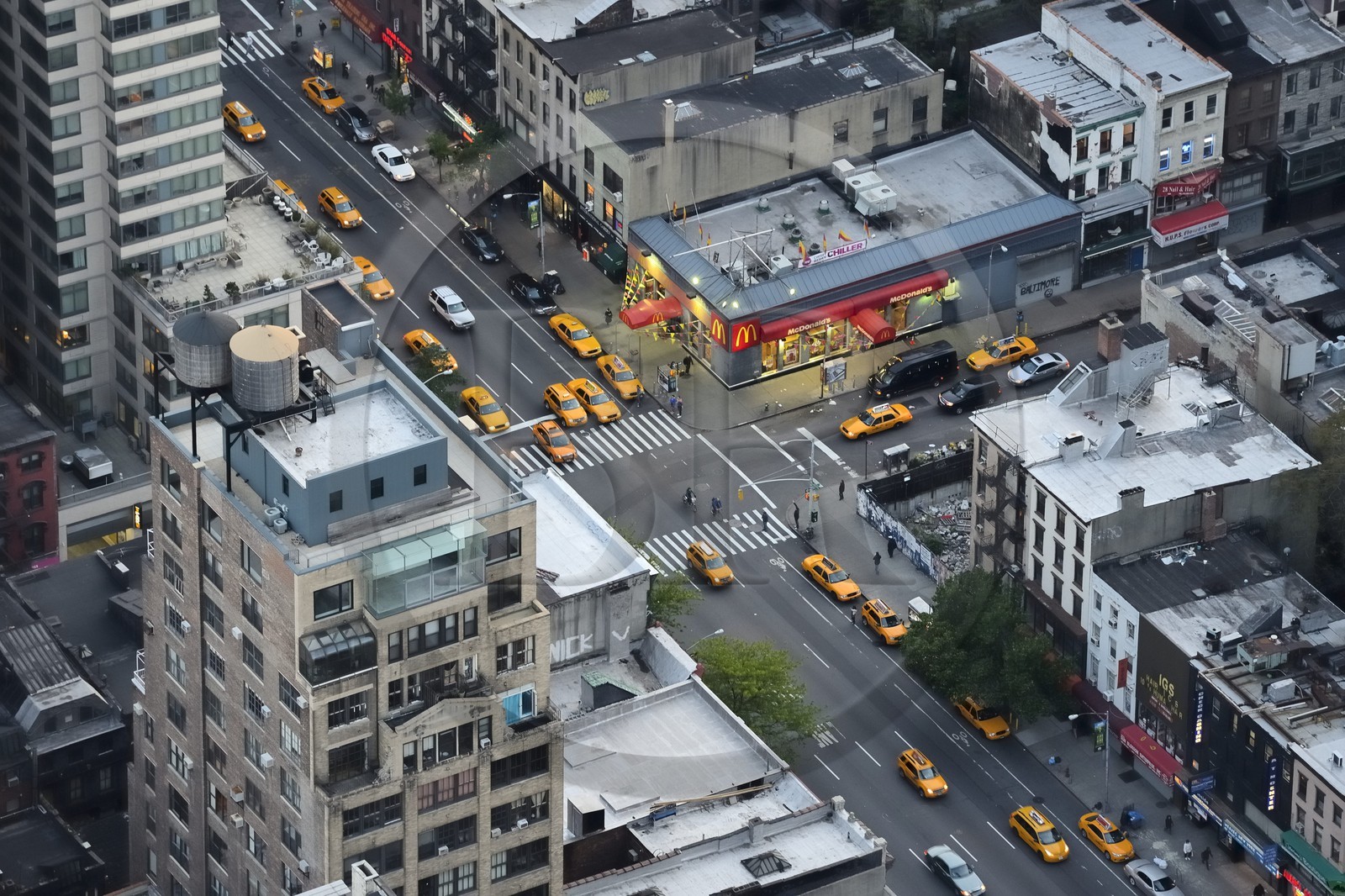 Etats-Unis, New York, Manhattan, Midtown, restaurant Mc Donald's à l'angle de la 6th Avenue - Avenue of the Americas et W28th Street