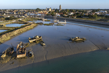 France, Vendée (85), Ile de Noirmoutier, Noirmoutier-en-l'Ile, cimetière de bateaux en bordure du canal d'accès au port et de la chaussée Jacobsen (vue aérienne)
