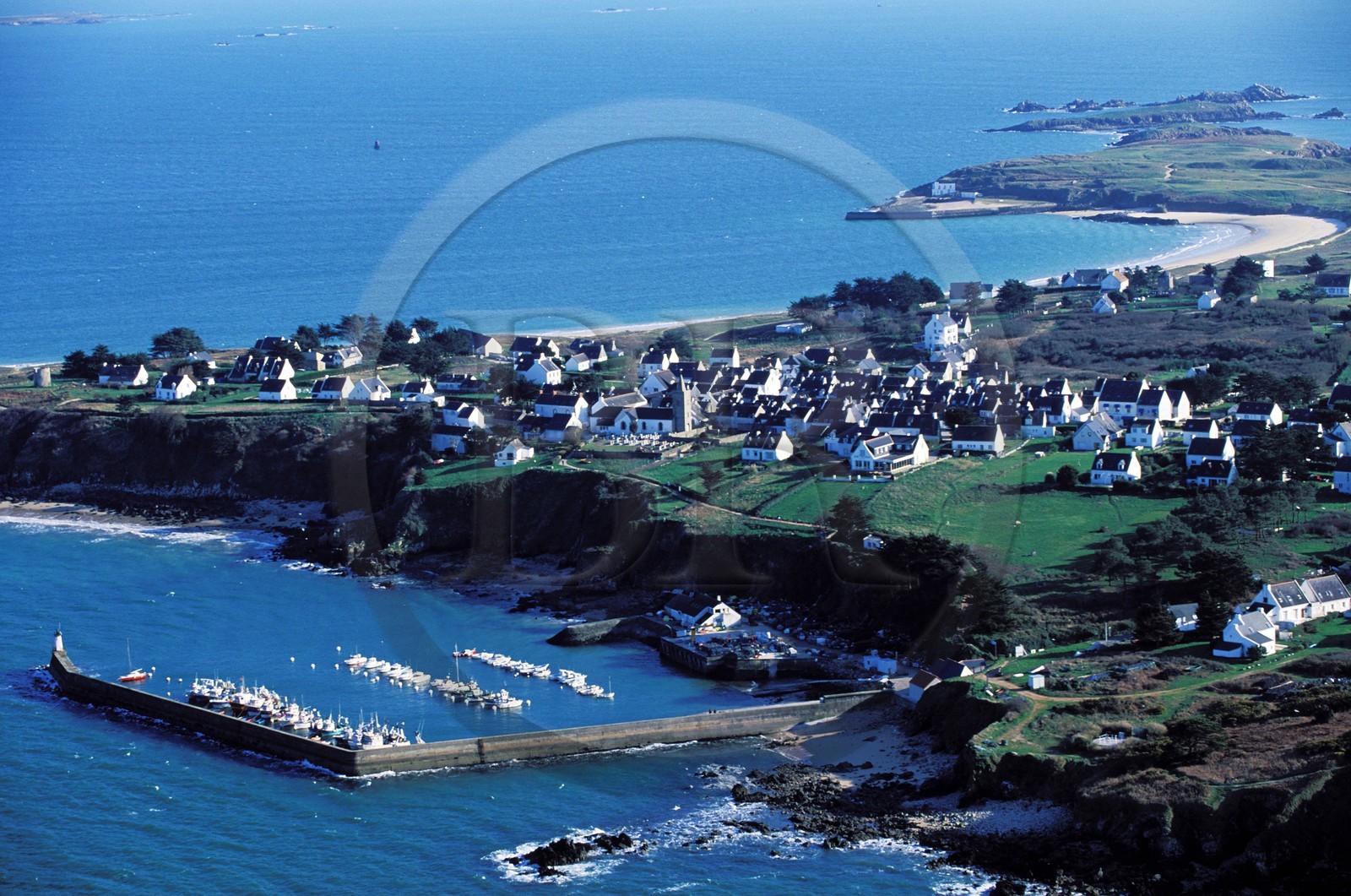 France, Morbihan (56), île de Houat, le port Saint-Gildas (vue aérienne)