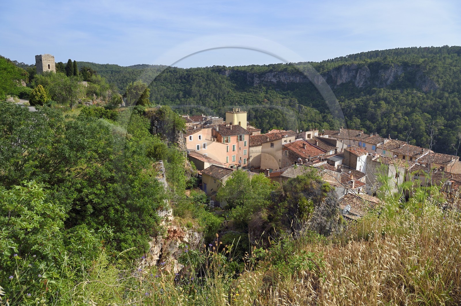 France, Var (83), La Dracénie, tour dite sarrasine à bossage du XIème siècle surplombant le village de Châteaudouble