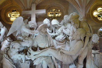 France, Meuse (55), Saint-Mihiel, église Saint-Etienne, le Sépulcre ou mise au tombeau par le sculpteur Ligier Richier (XVIème siècle), le Christ mort porté par Nicodème et Joseph d'Arimathie, avec à ses pieds Marie-Madeleine
