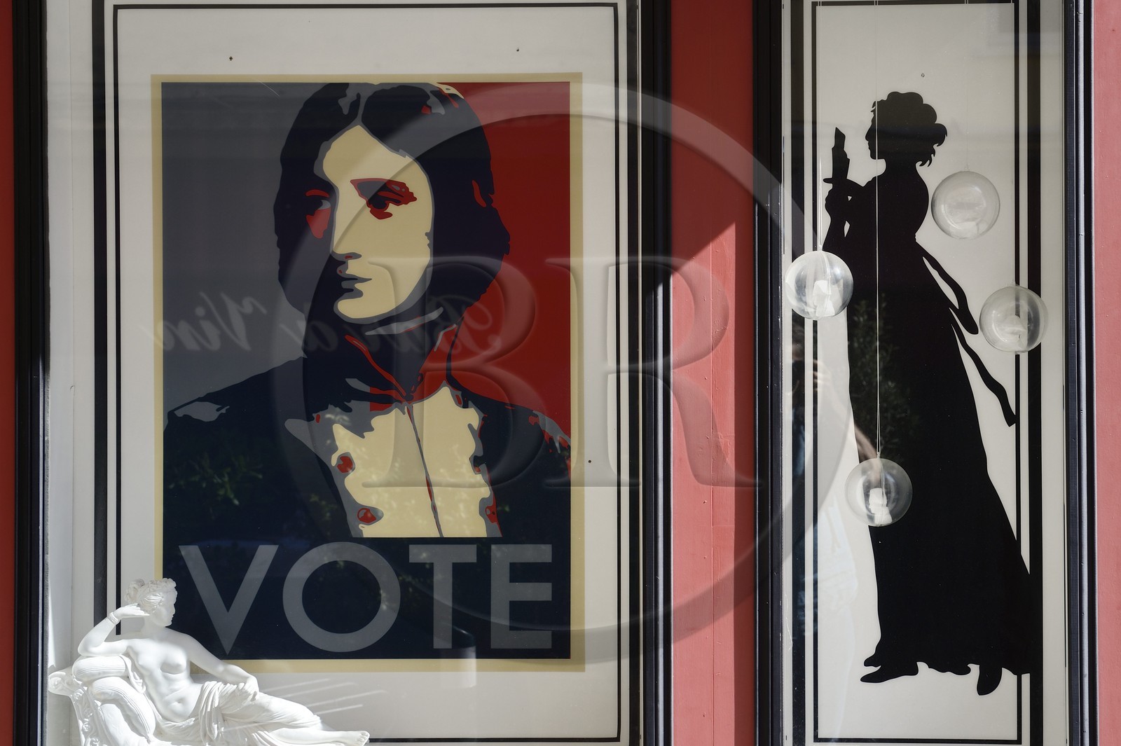 France, Corse-du-Sud (2A), Ajaccio, vitrine de la boutique fashion de Valerie Santarelli à l'enseigne Empires qui détourne l'image de Napoleon Bonaparte