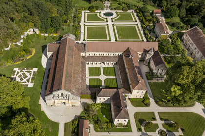 France, Côte-d'Or (21), Marmagne, l'abbaye cistercienne de Fontenay fondée en 1118, classée au Patrimoine Mondial de l'UNESCO (vue aérienne)