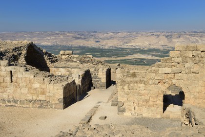 Israel, district Nord, Galilée, l'Etoile du Jourdain, la forteresse croisée de Belvoir tenue par les Hospitaliers entre 1168 et 1189 qui surplombe la vallée du Jourdain, la cour centrale du château et les montagne de Jordanie en arrière plan