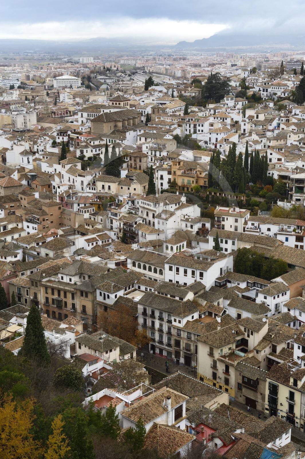 Espagne, Andalousie, Grenade, vue sur l'ancien quartier arabe de l' Albayzin classé Patrimoine Mondial de l'UNESCO depuis l'Alhambra