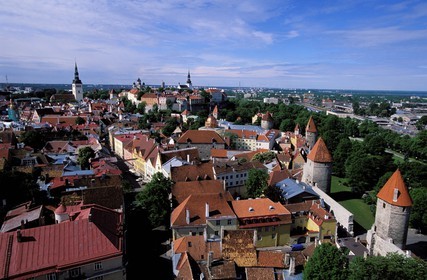 Estonie (Pays Baltes), région de Harju, Tallinn, capitale européenne de la culture 2011, butte de Toompea, la ville haute domine la vieille ville entourée de remparts